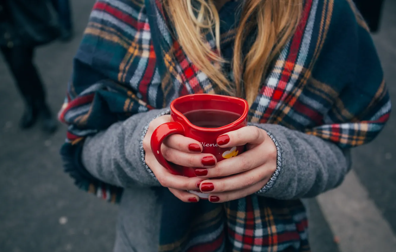 Фото обои Девушка, Осень, Австрия, Кофе, Кружка, Autumn, Coffee, Пальцы
