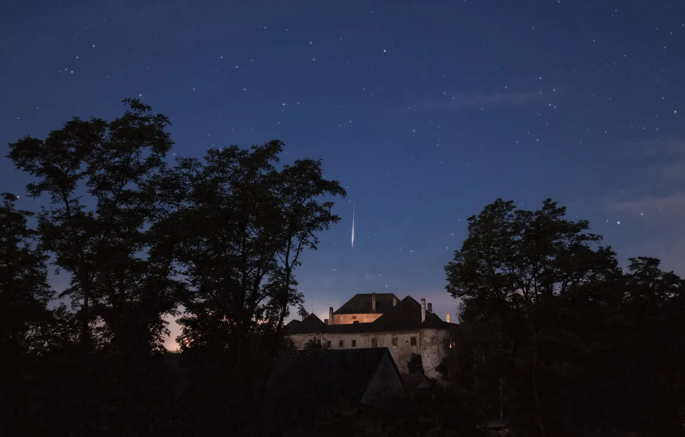 Фото обои небо, звезды, замок, метеор, Персеиды, Альбрехтсберг