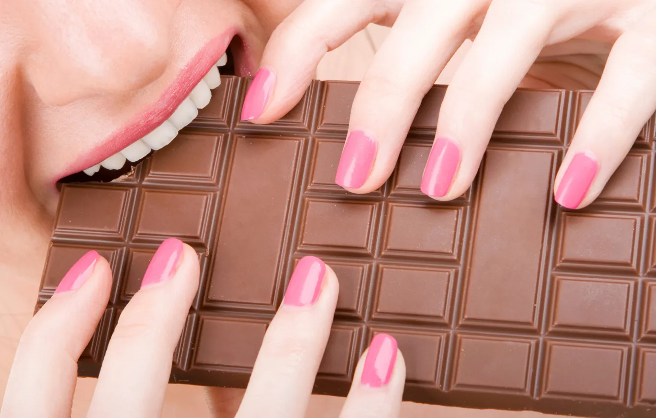 Фото обои девушка, крупный план, шоколад, зубы, рот, руки, пальцы, маникюр