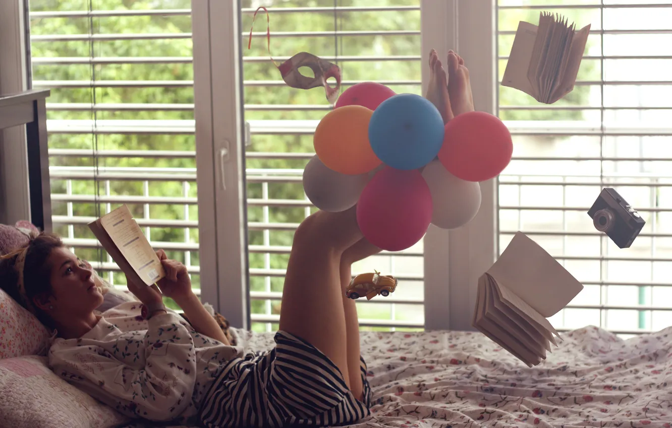 Фото обои девушка, книга, воздушные шарики