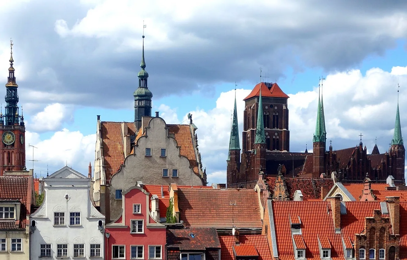 Фото обои крыша, небо, облака, часы, башня, дома, Польша, Гданьск