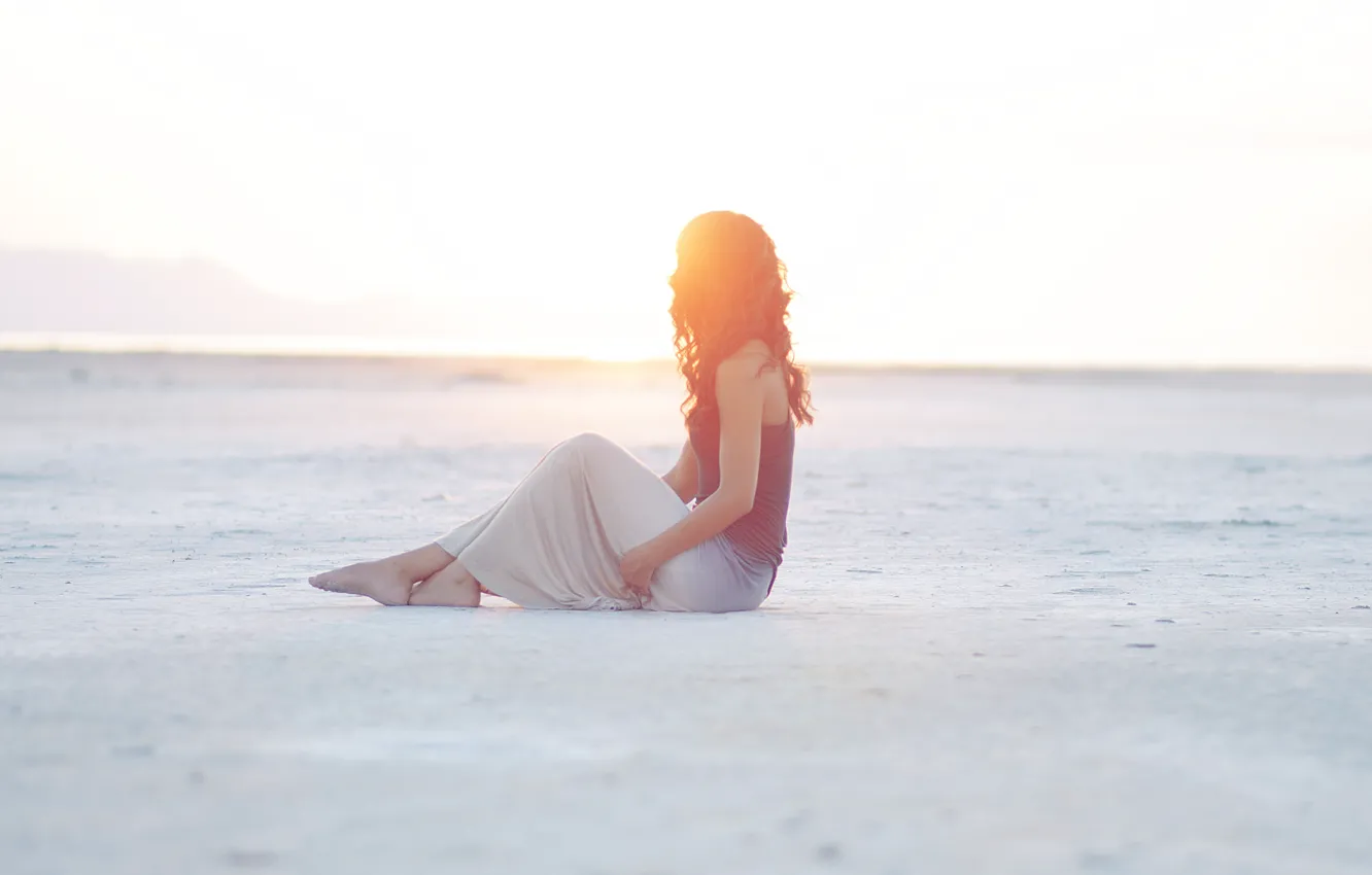 Фото обои girl, twilight, desert, sunset, sand, dusk