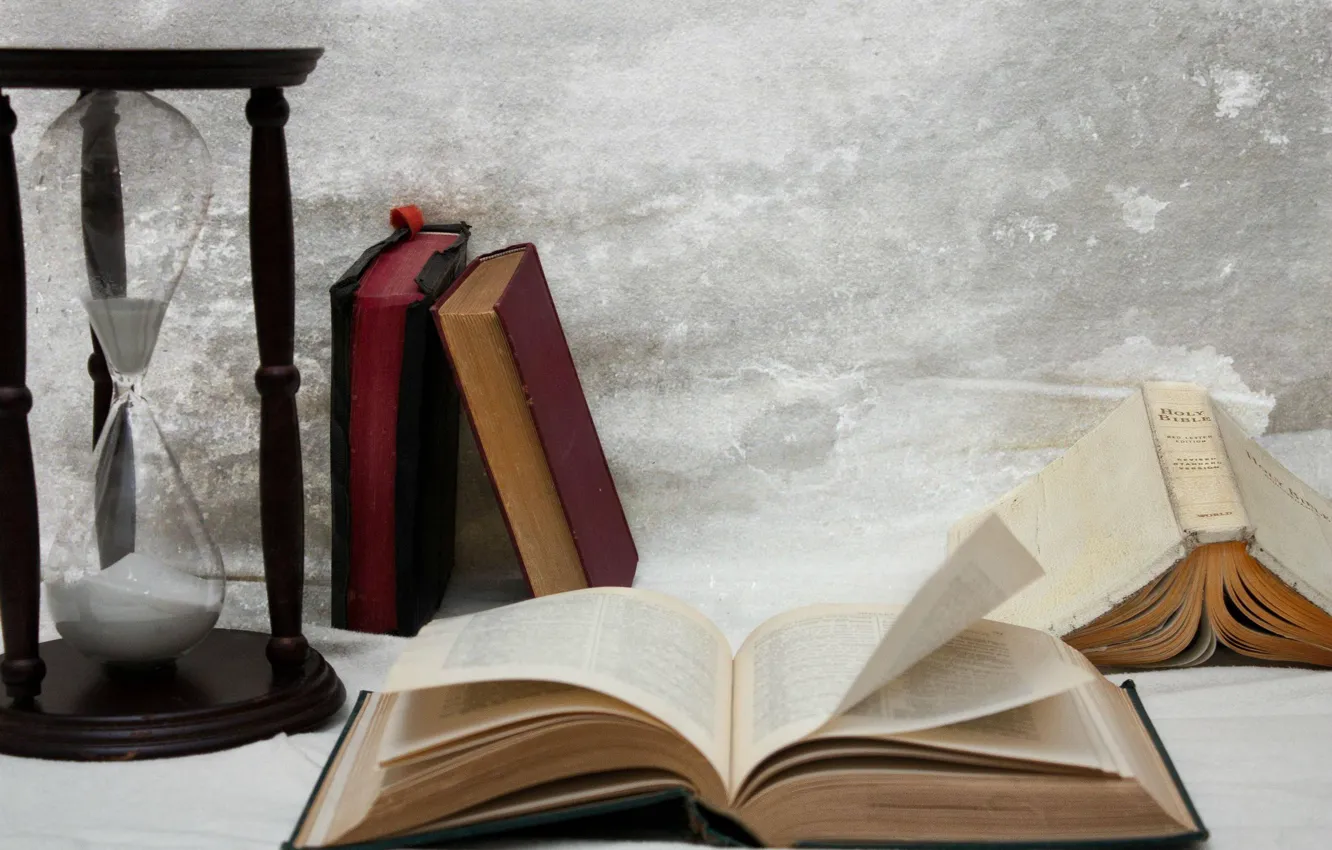 Фото обои стол, книги, песочные часы
