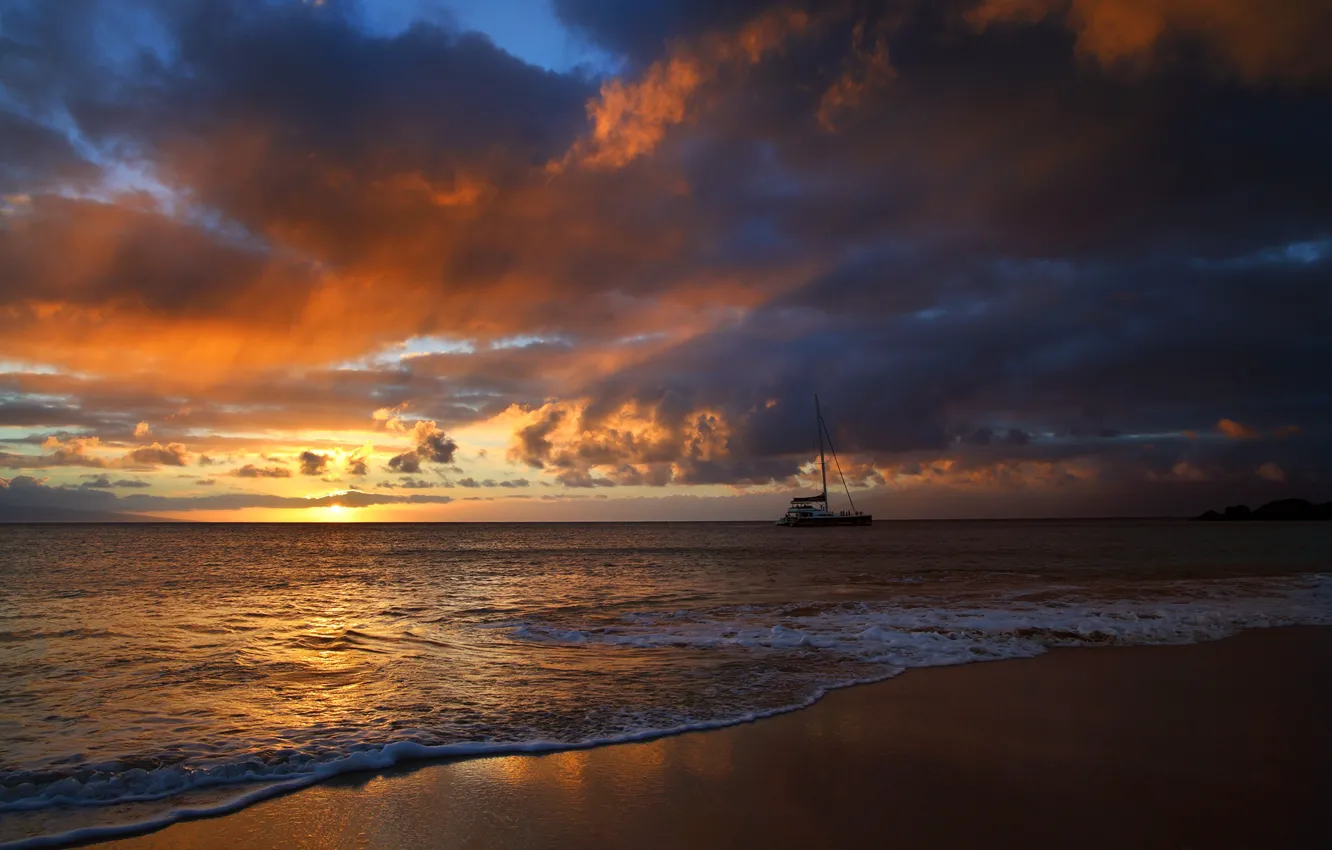 Фото обои море, небо, солнце, облака, закат, побережье, яхта, горизонт