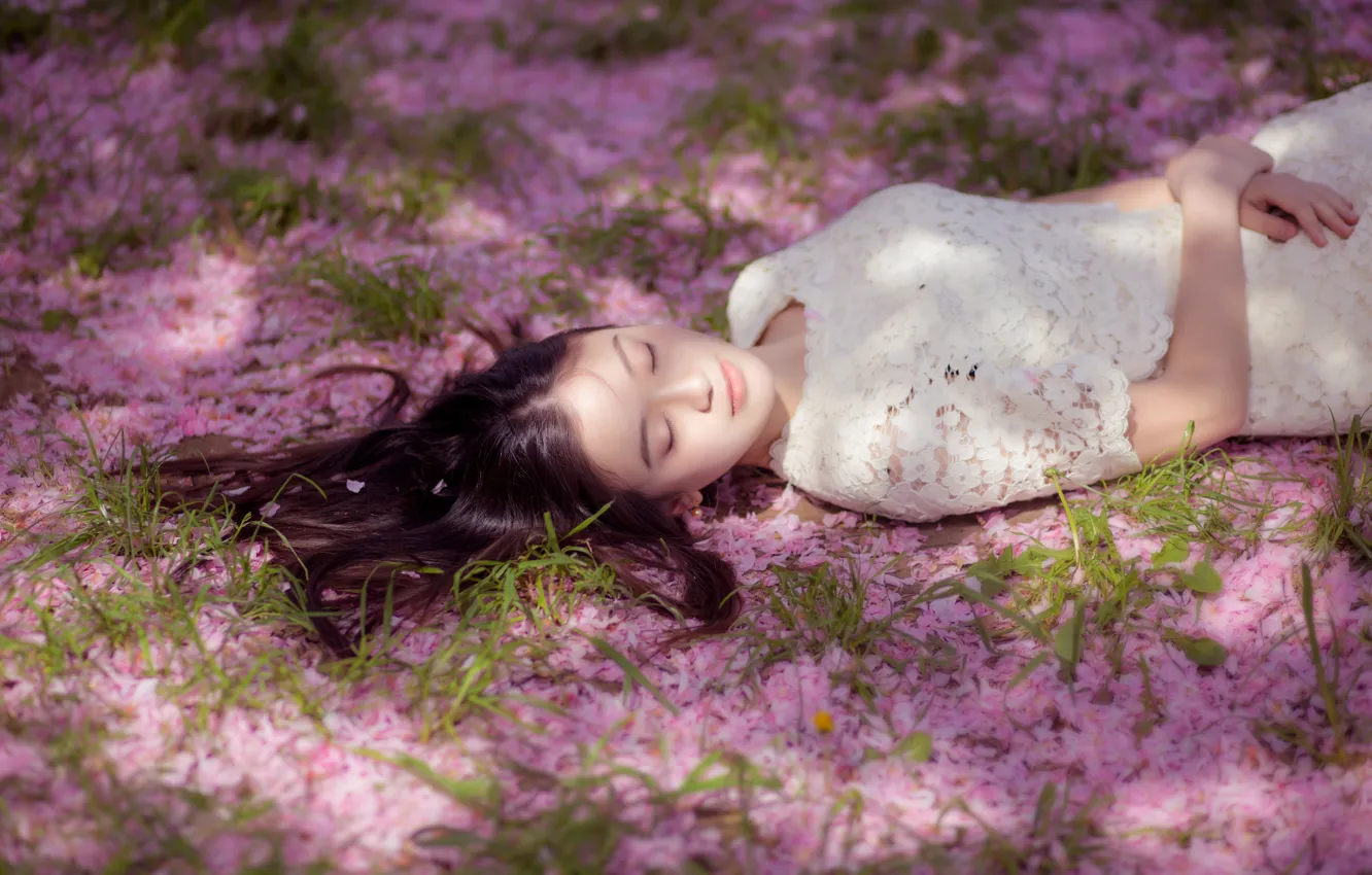 Фото обои девушка, свет, цветы, лицо, юность, поляна, сон, весна