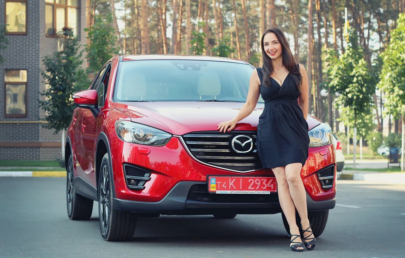 Фото обои взгляд, Девушки, Mazda, красивая девушка, красный авто, позирует над машиной