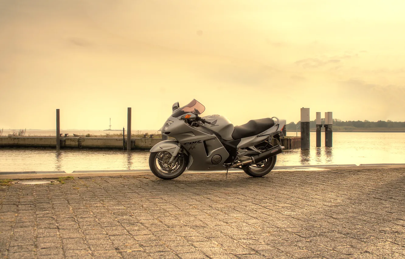 Фото обои небо, серый, причал, мотоцикл, honda, bike, хонда, cbr1100xx