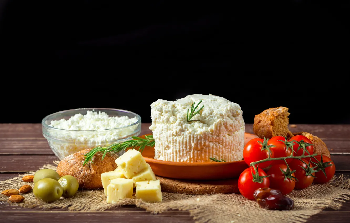Фото обои стол, сыр, тарелка, хлеб, черный фон, помидоры, оливки, миндаль