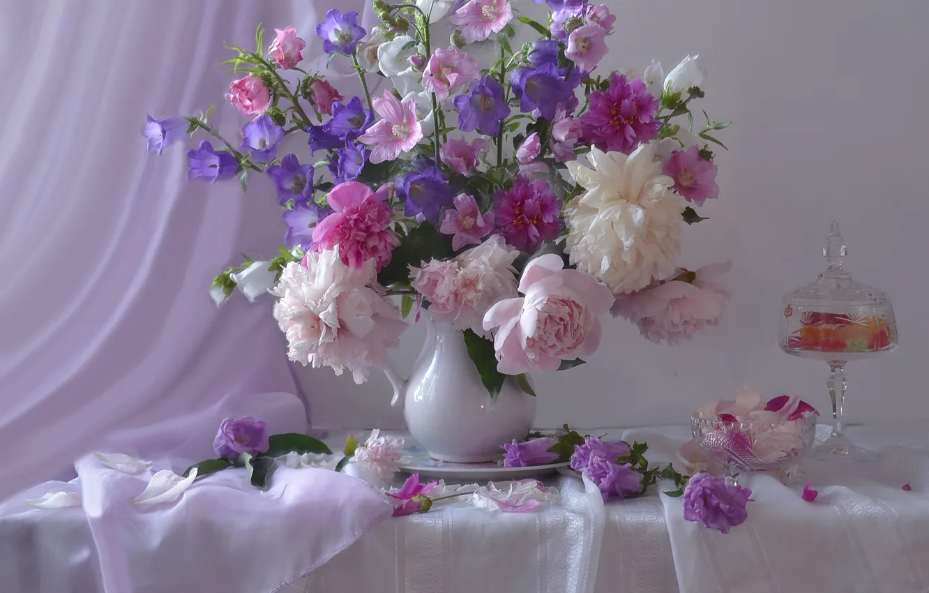 Фото обои цветы, лепестки, тарелка, сладости, кувшин, натюрморт, колокольчики, пионы