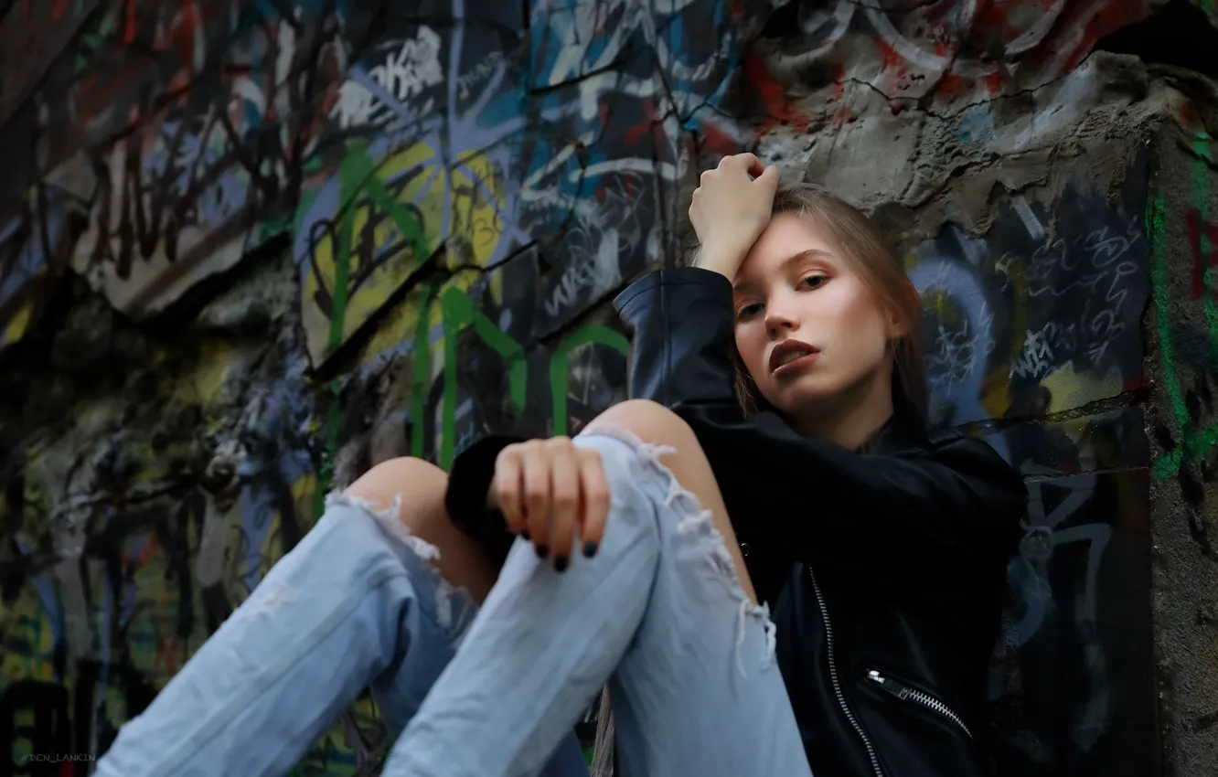 Фото обои взгляд, девушка, поза, стена, джинсы, куртка, Денис Ланкин, Дарья Чернова