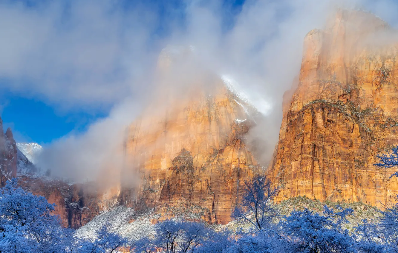 Фото обои зима, солнце, облака, снег, деревья, горы, камни, скалы