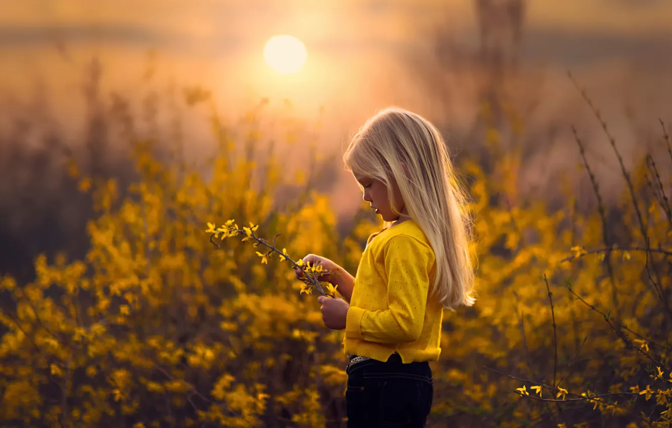 Фото обои солнце, веточка, весна, девочка, Yellow
