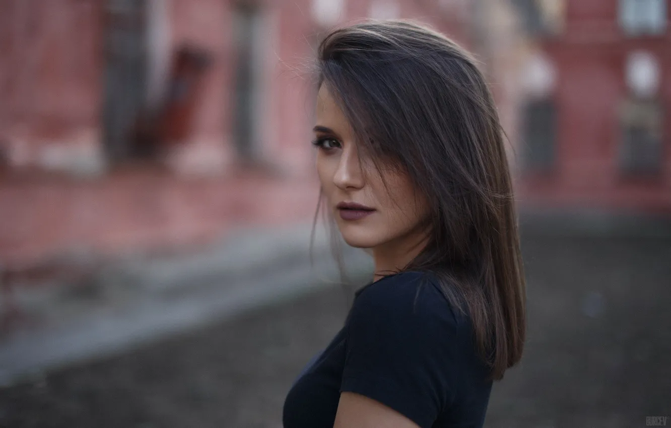 Фото обои взгляд, модель, портрет, макияж, прическа, шатенка, красотка, на улице