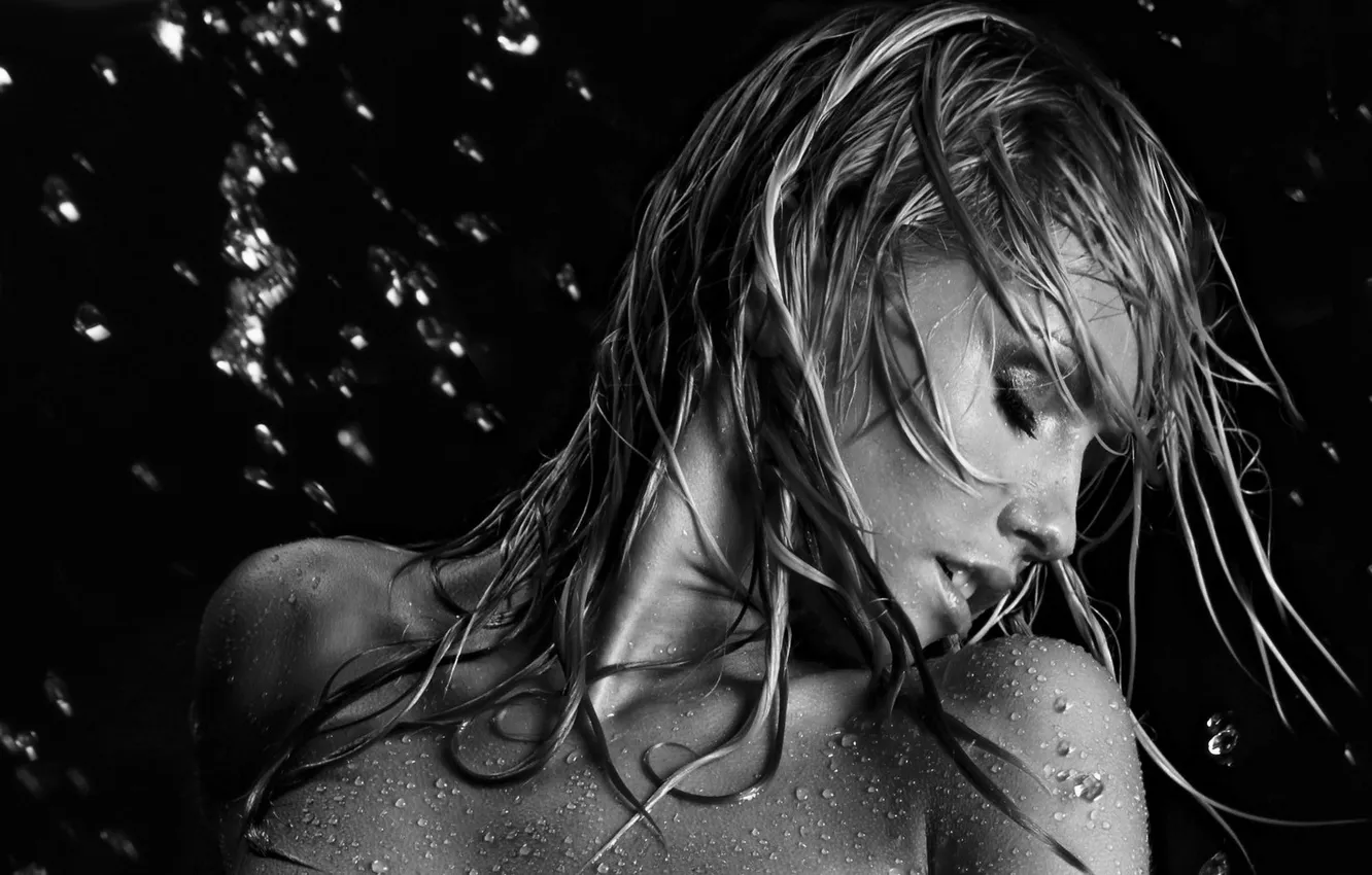 Фото обои вода, девушка, капли, фон, темный, мокрая