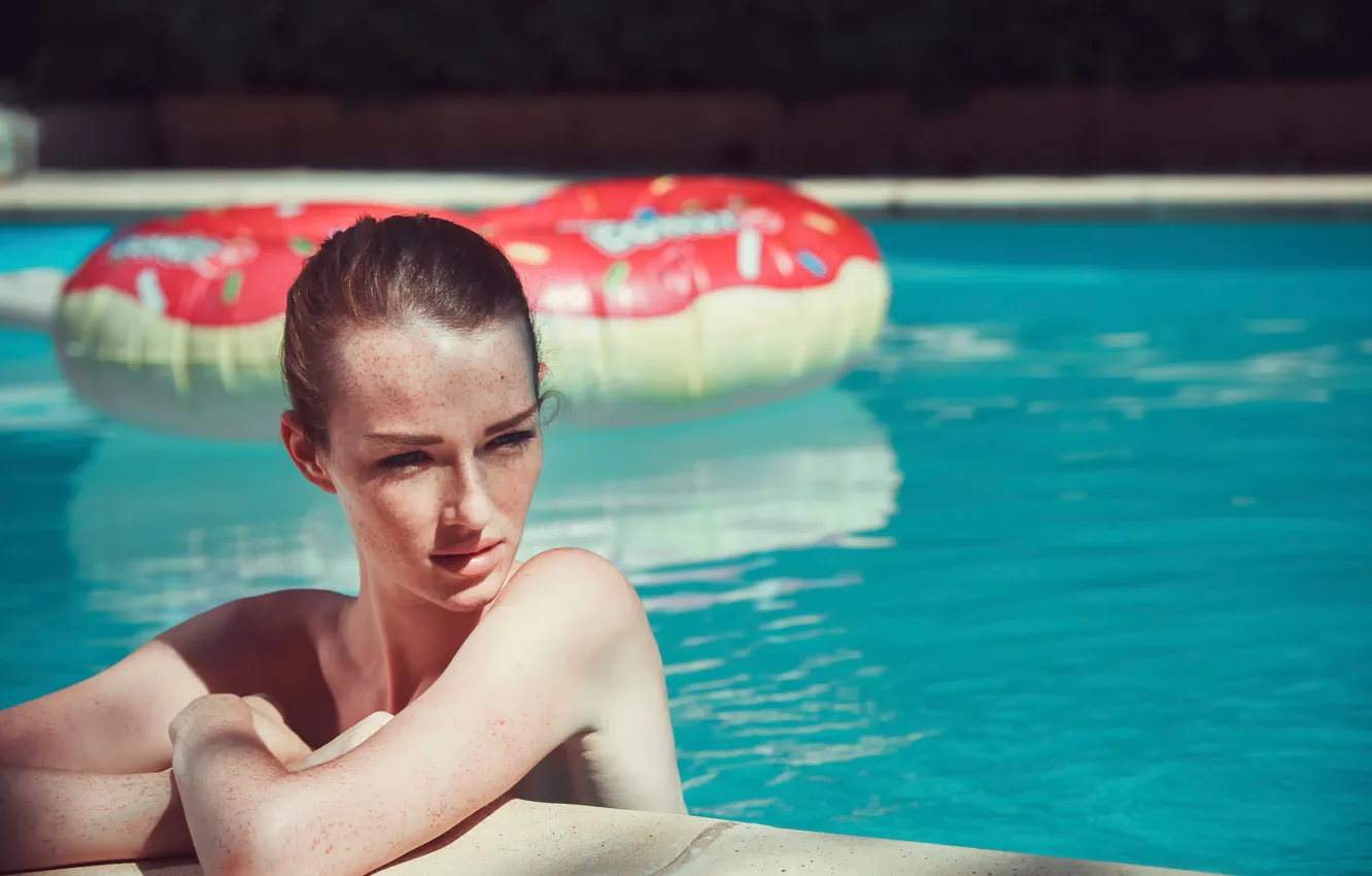 Фото обои девушка, бассейн, веснушки, Fabrice Meuwissen, Ginger Shore inspired editing