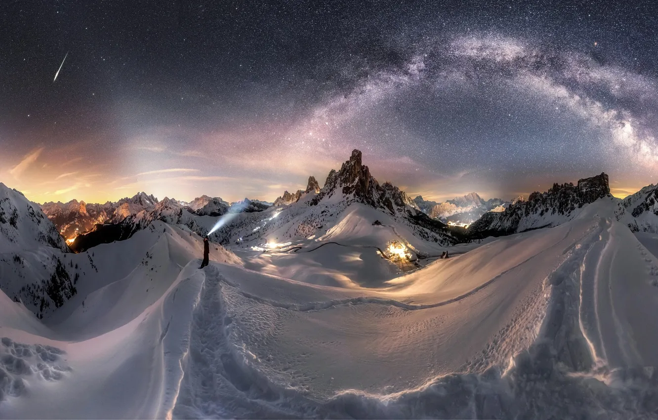 Фото обои небо, звезды, свет, снег, горы, ночь, человек, млечный путь