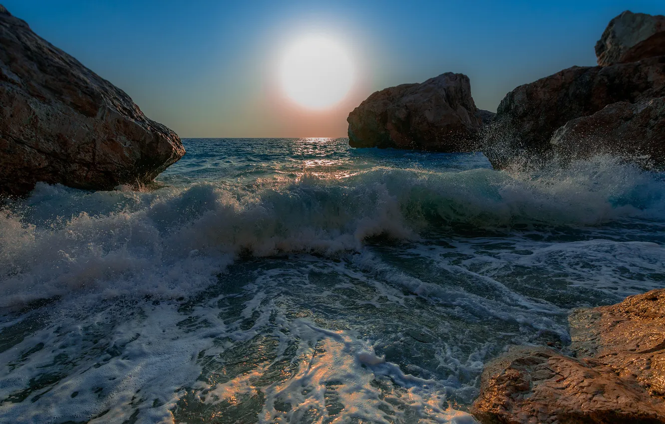 Фото обои море, солнце, брызги, камни, волна, прибой