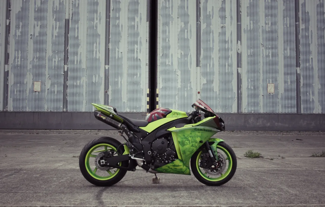 Фото обои стена, green, здание, мотоцикл, профиль, yamaha, bike, ямаха