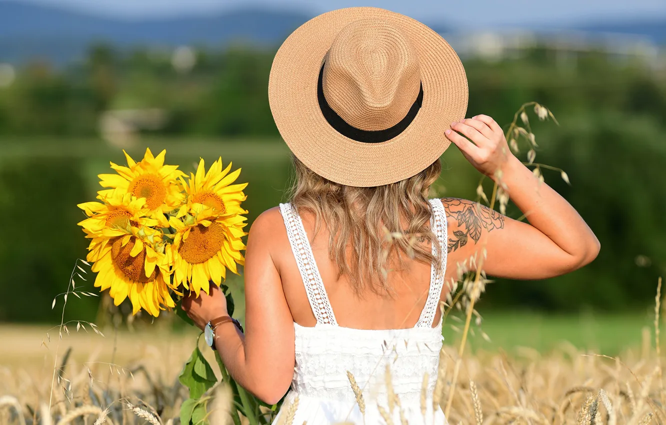 Фото обои поле, лето, девушка, подсолнухи, цветы, поза, спина, шляпа