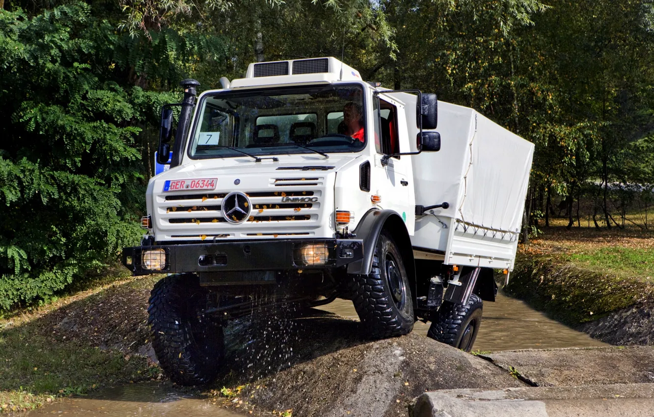 Фото обои белый, вода, деревья, листва, Mercedes-Benz, грузовик, 4x4, канава