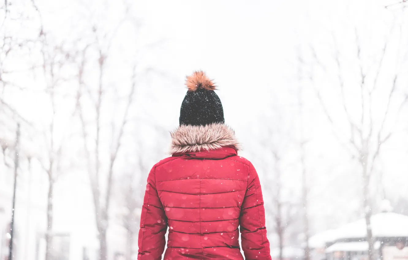 Фото обои зима, девушка, снег, шапка, спина, мех, красная куртка