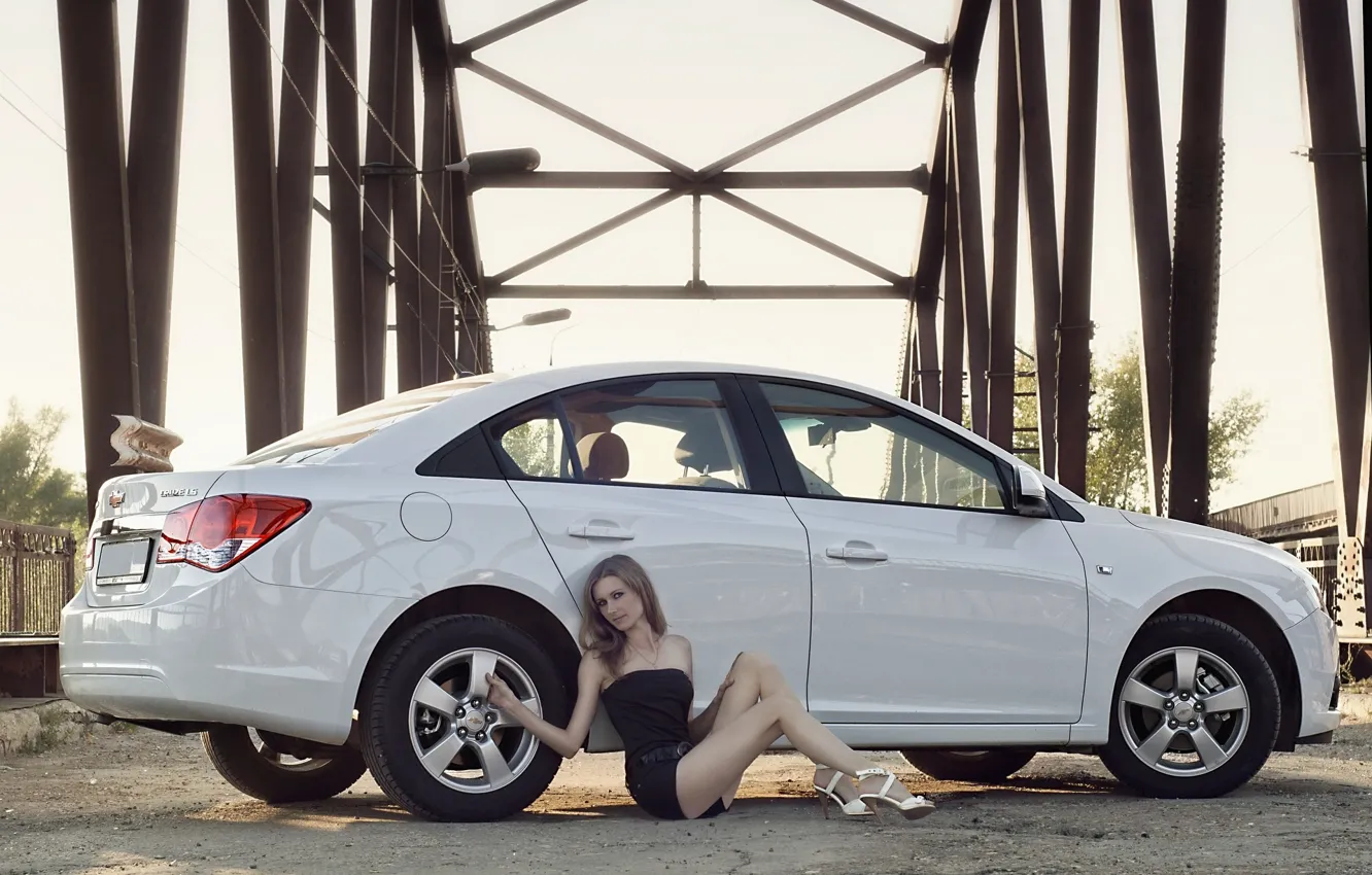 Фото обои взгляд, девушка, мост, Девушки, Chevrolet, белый авто