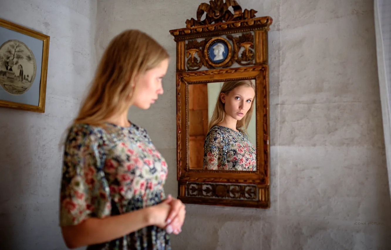 Фото обои взгляд, девушка, поза, отражение, стена, модель, портрет, макияж