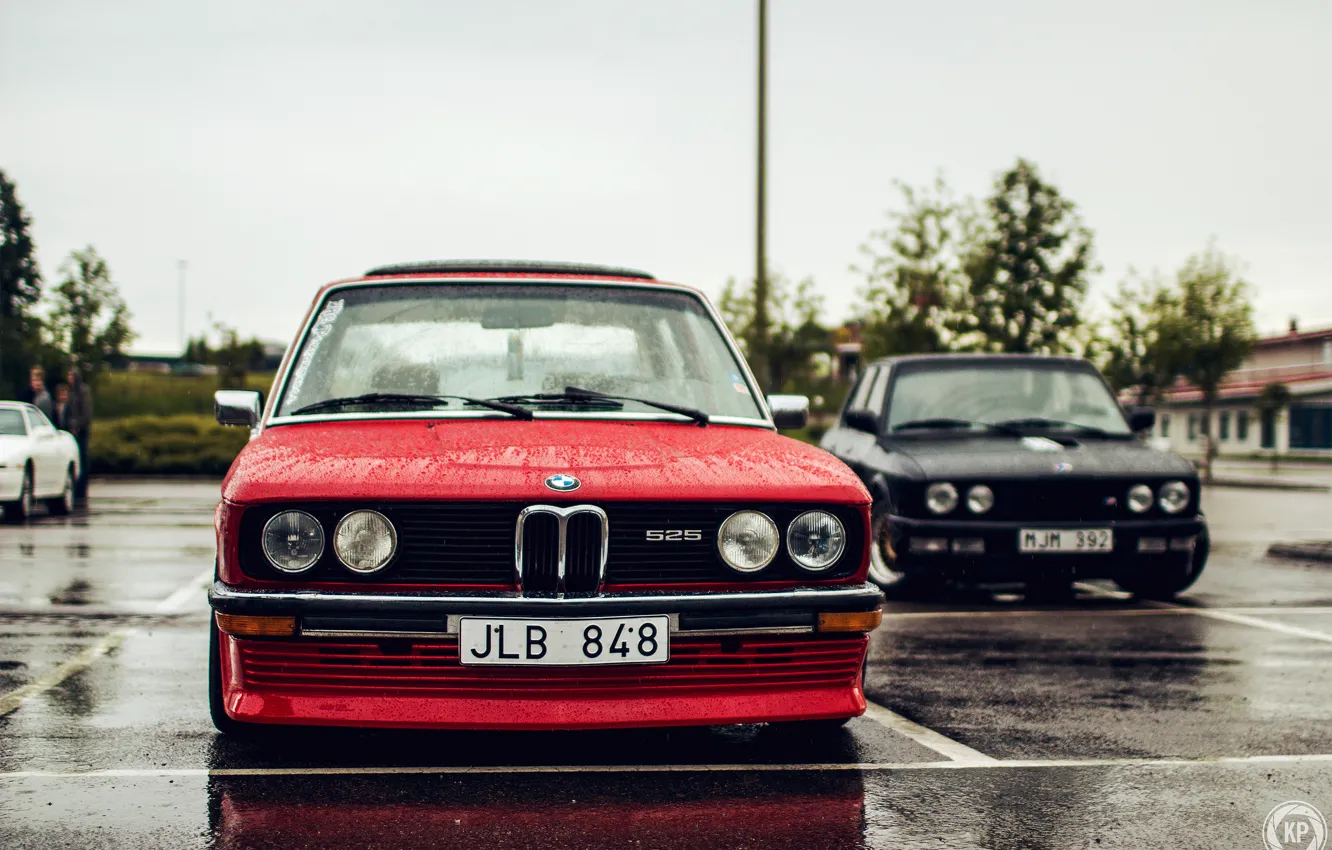 Фото обои две, бмв, BMW, черная, красная, tuning, stance, 525