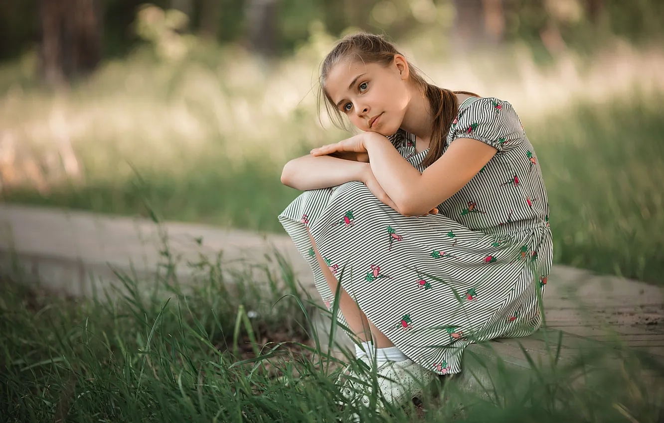 Фото обои трава, мечты, поза, девочка, сидя, в платье, думы