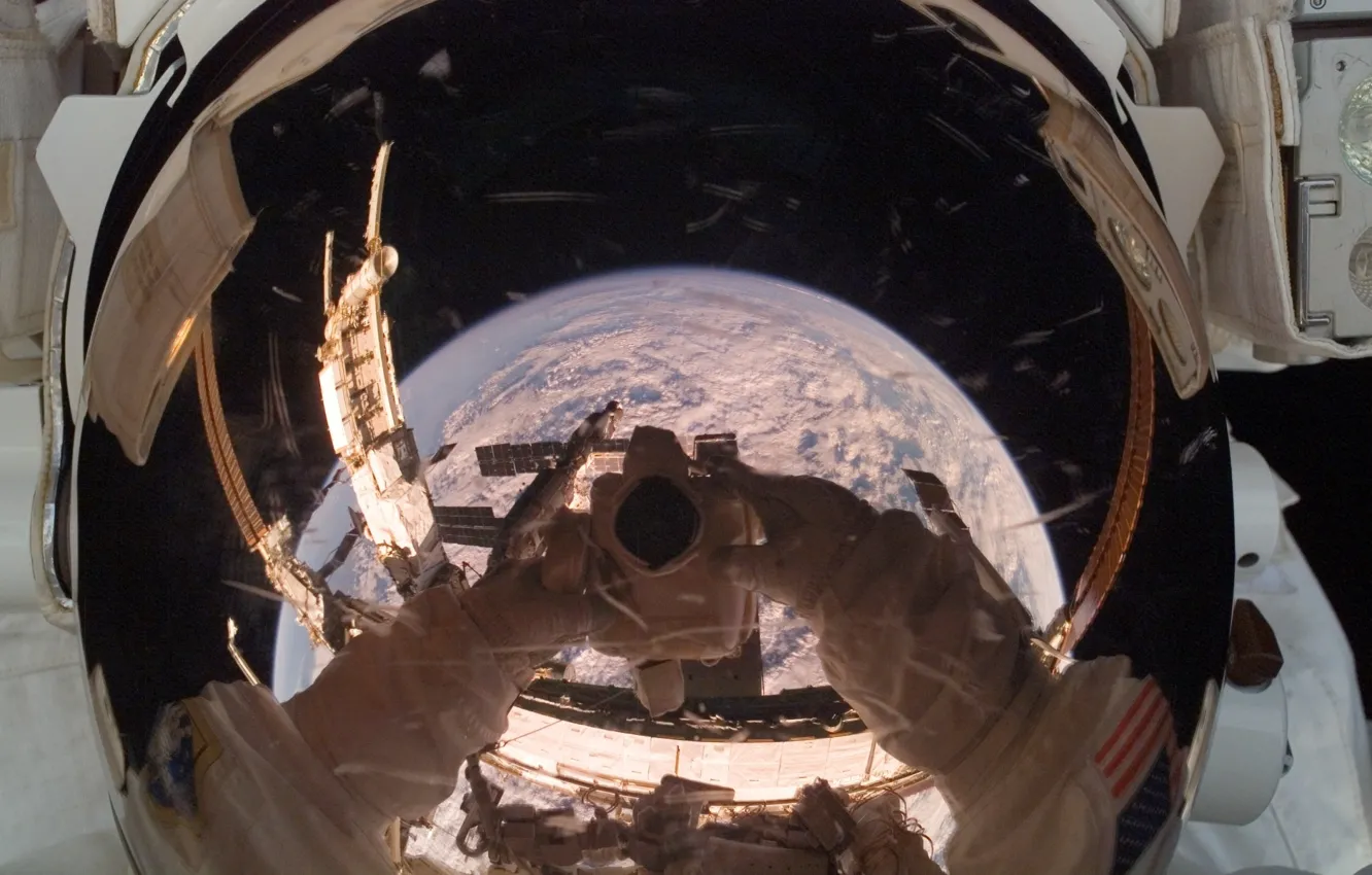 Фото обои отражение, земля, планета, космонавт