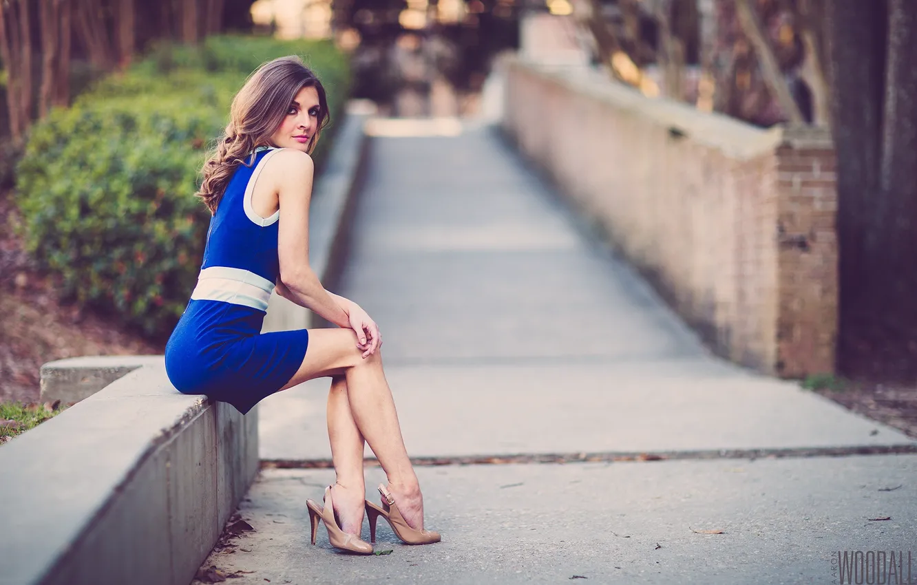 Фото обои взгляд, девушка, фигура, платье, ножки, photographer, босоножки, Aaron Woodall