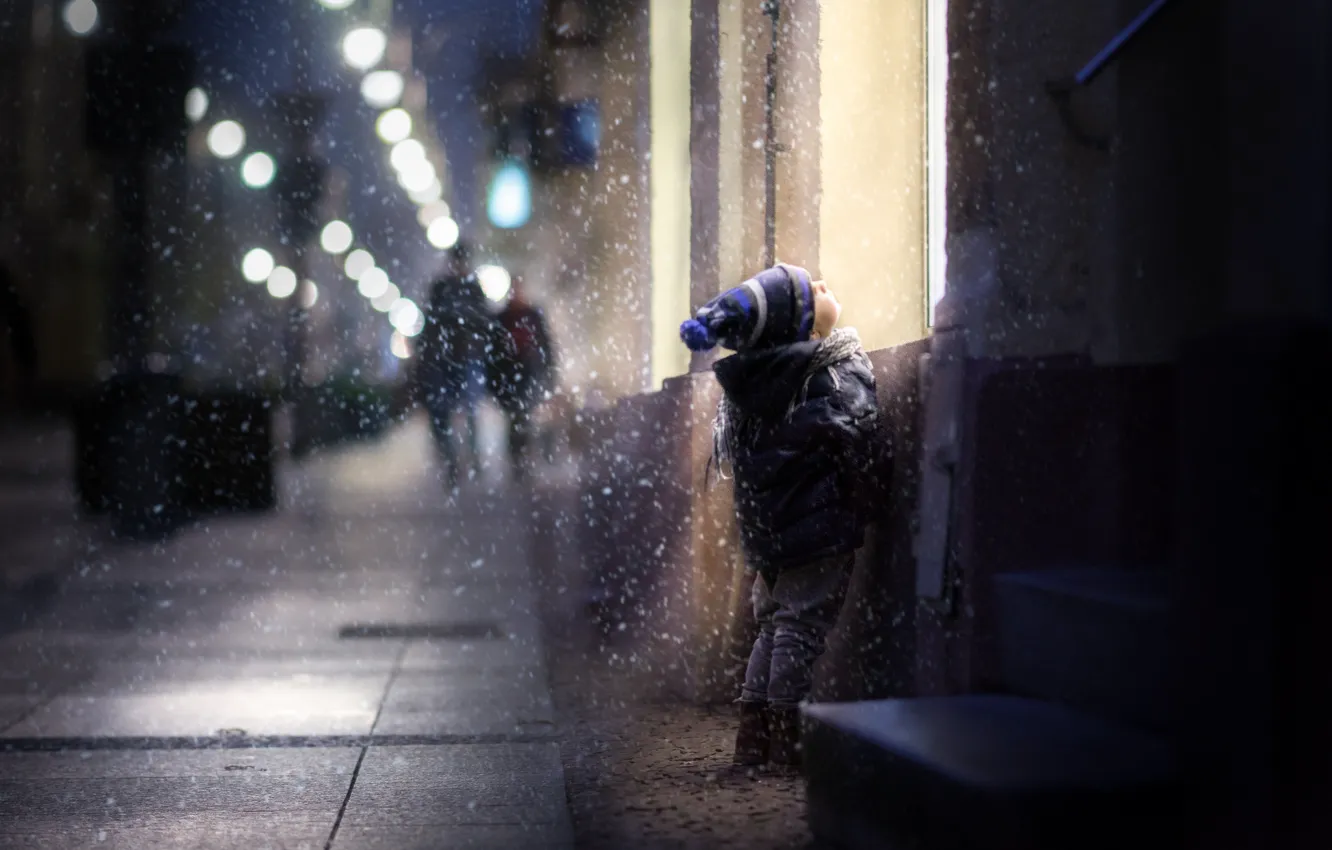 Фото обои зима, снег, дети, дом, улица, ребенок, мальчик, окно
