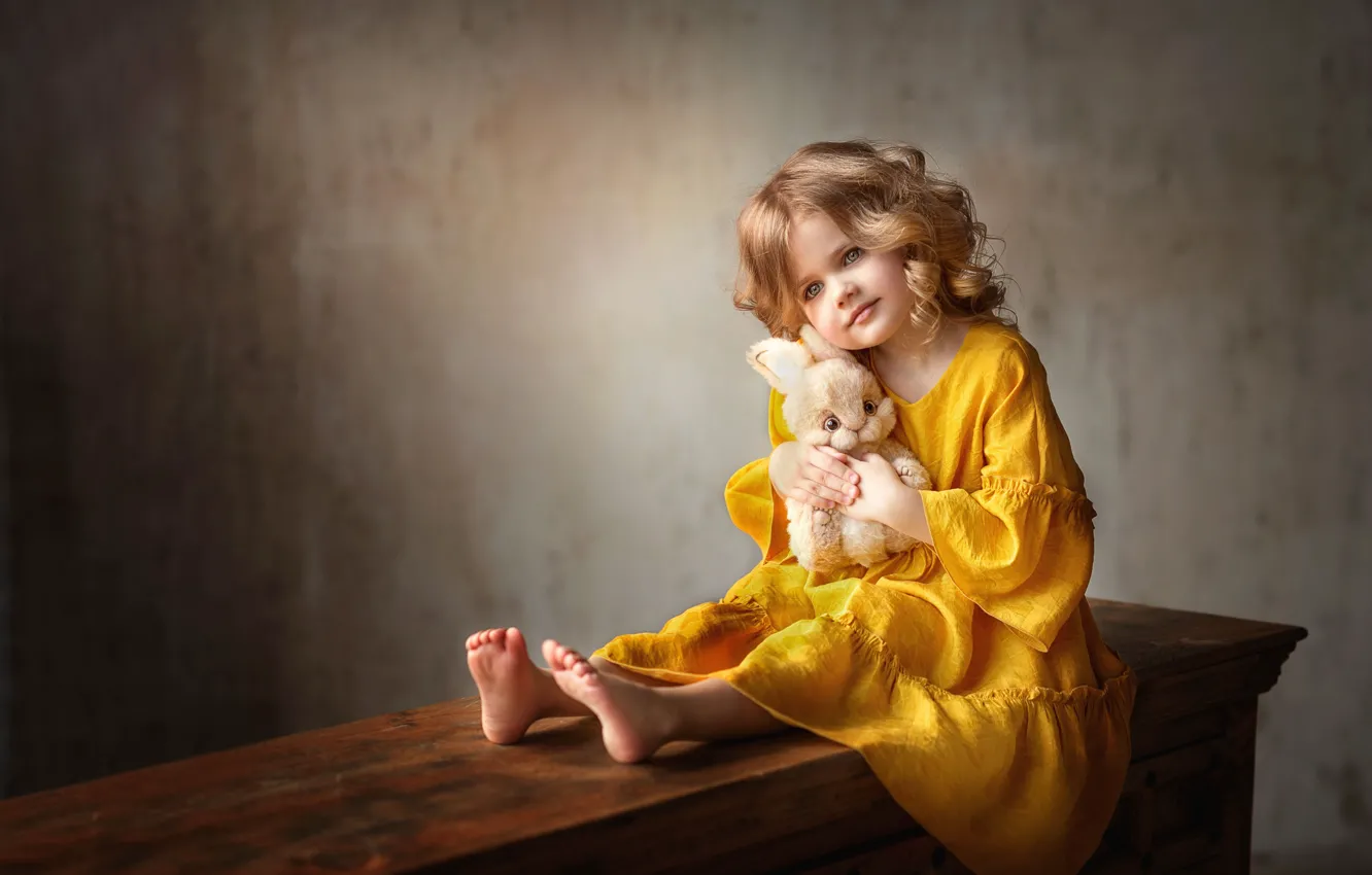Фото обои игрушка, платье, девочка, зайчик