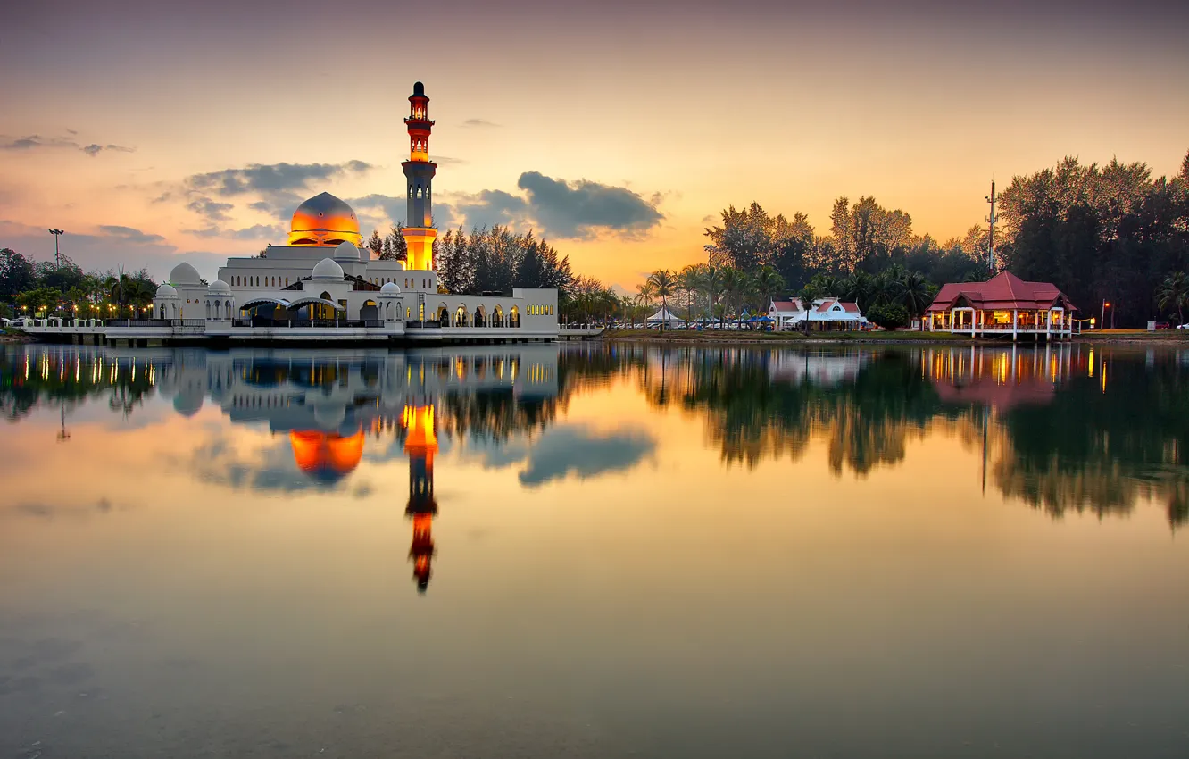 Фото обои небо, деревья, закат, огни, озеро, вечер, мечеть, минарет