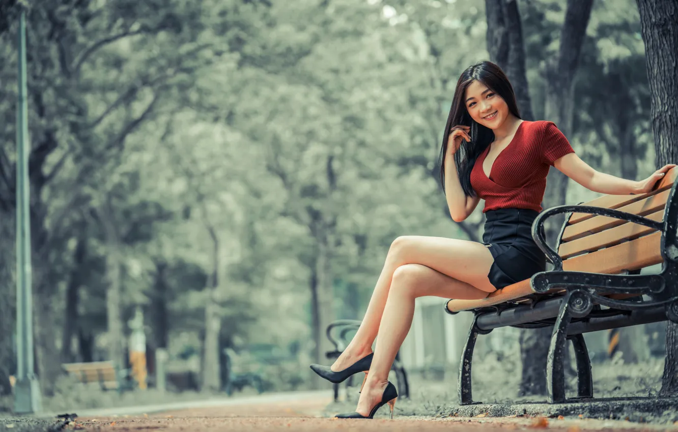 Фото обои девушка, улыбка, парк, ножки, азиатка, милашка, скамья, боке