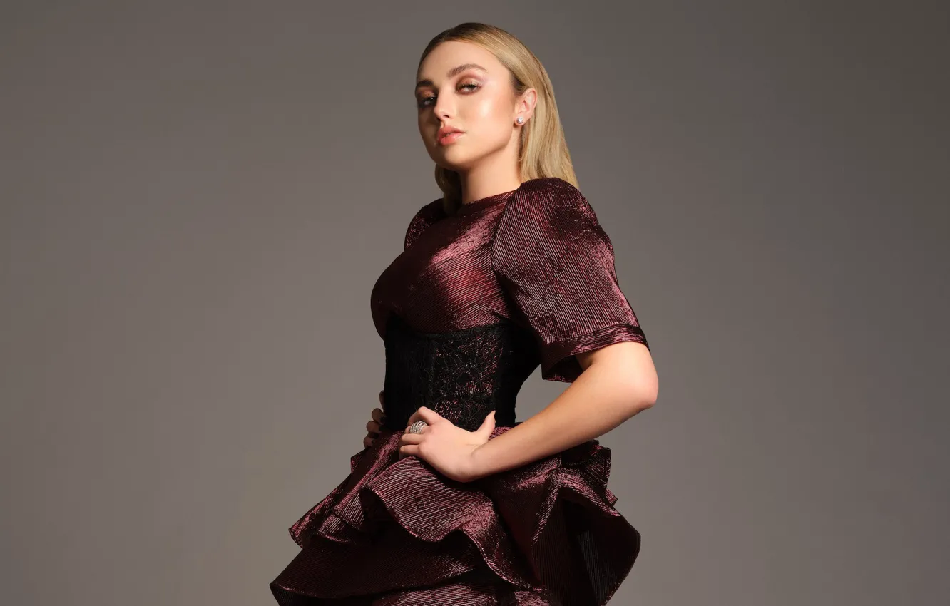 Фото обои взгляд, девушка, поза, фигура, платье, блондинка, красивая, Peyton List