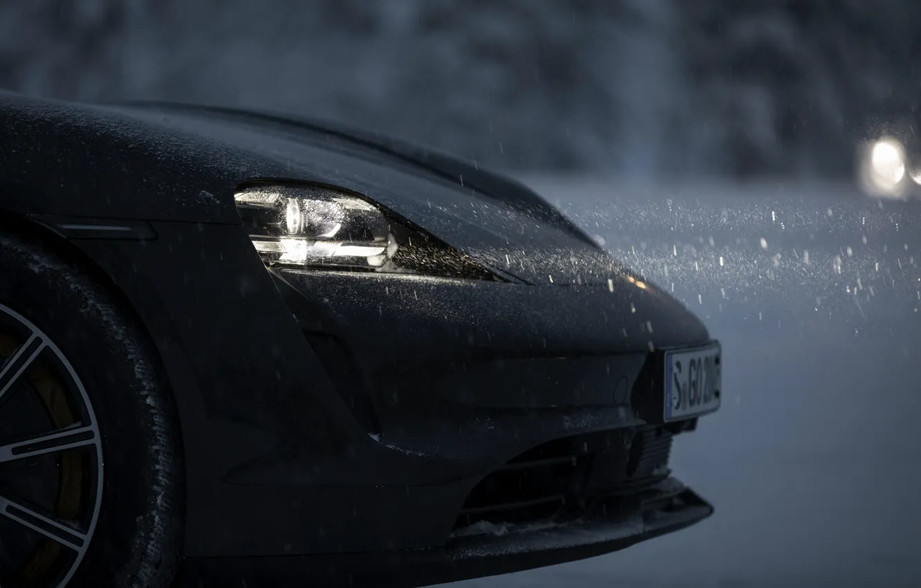Фото обои свет, снег, чёрный, Porsche, передняя часть, 2020, Taycan, Taycan 4S