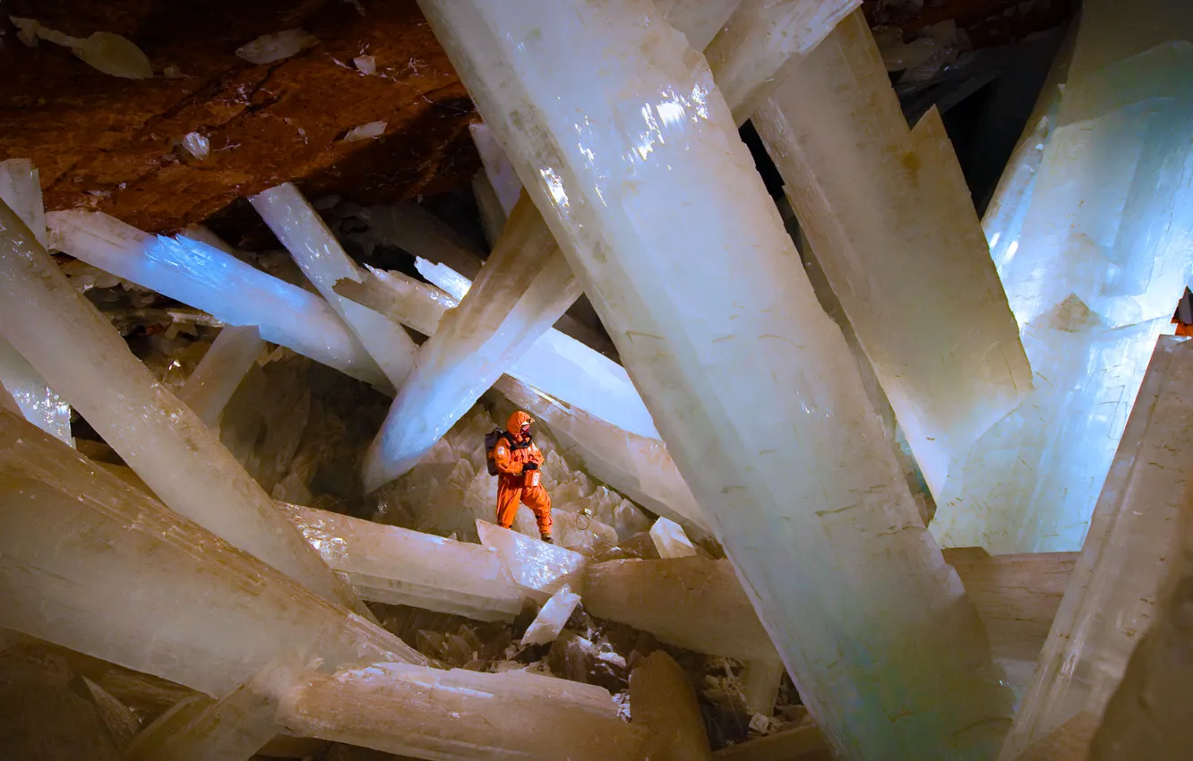 Фото обои Мексика, кристаллы, спелеолог, селенит, Найка, Пещера кристаллов