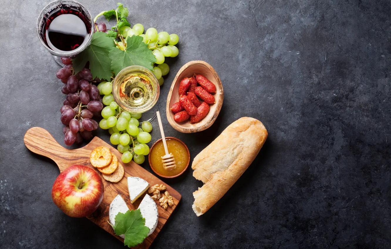 Фото обои вино, яблоко, сыр, хлеб, виноград, колбаса