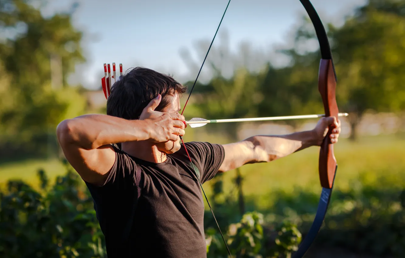 Фото обои man, bow, arrow, pointing, archery