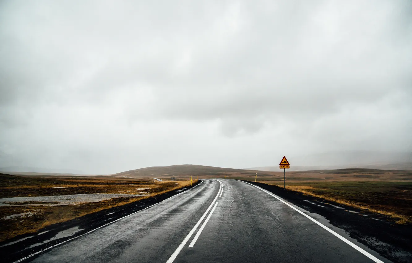 Фото обои дорога, гроза, поле, облака, холм, дорожный знак, серые облака, дождливый