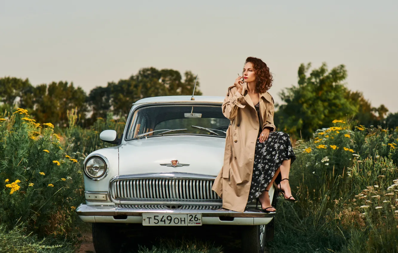 Фото обои машина, авто, девушка, природа, поза, сигарета, плащ, Волга