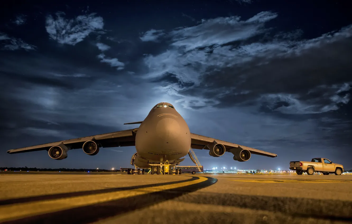 Фото обои ночь, самолёт, аэродром, Lockheed, стратегический, взлётная полоса, C-5 Galaxy, Air National Guard