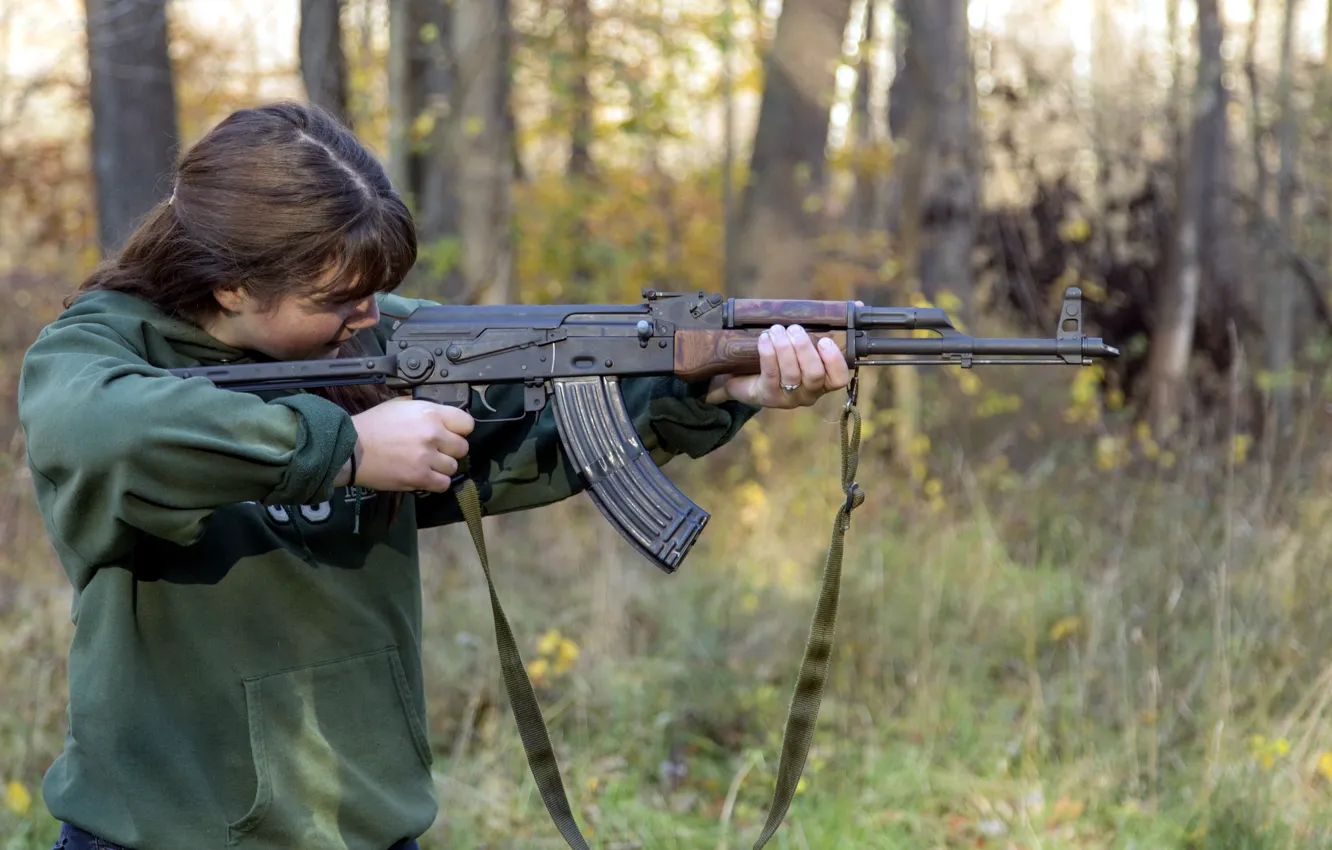Фото обои девушка, оружие, автомат, АК-47