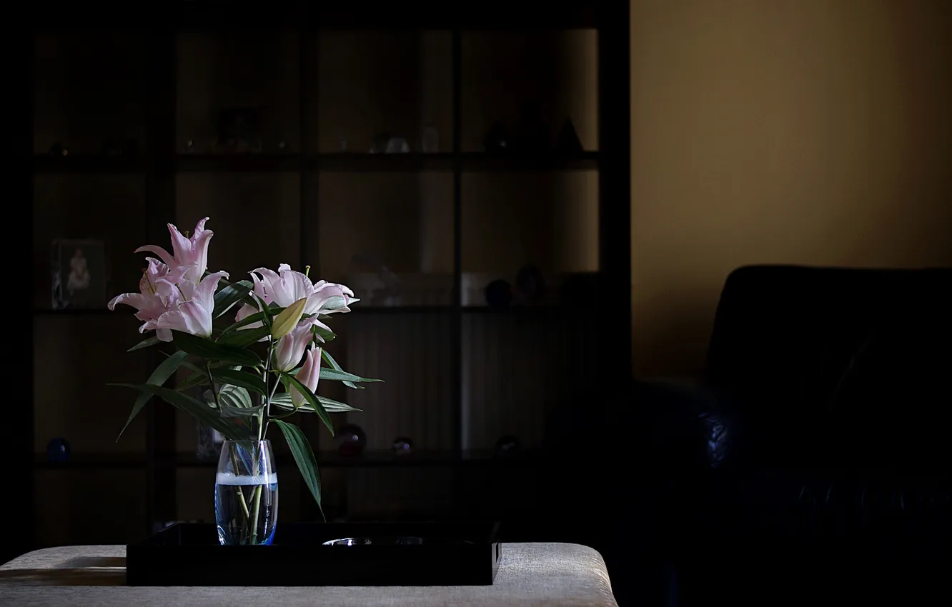 Фото обои стол, комната, лилии, букет, кресло, ваза, шкаф, розовые