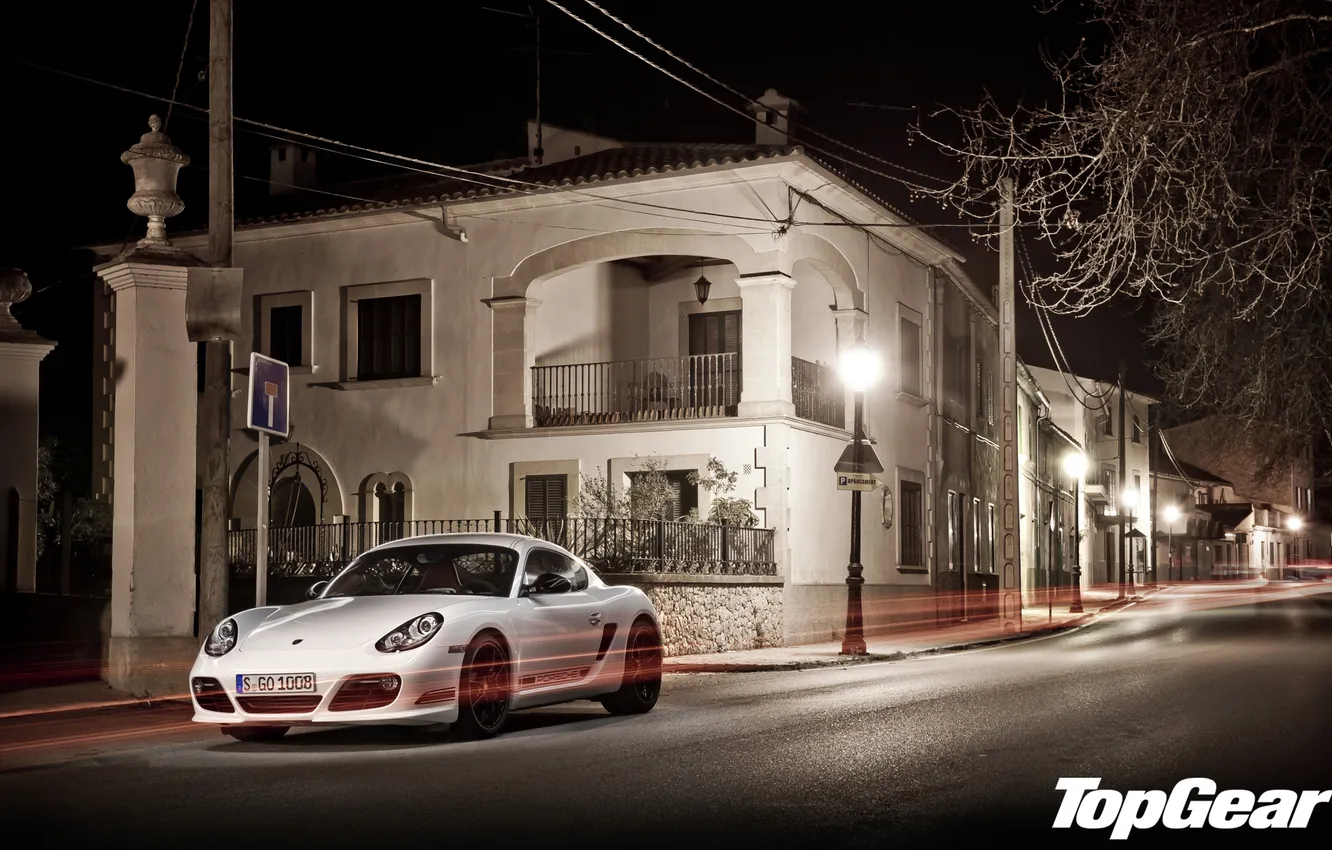 Фото обои белый, ночь, улица, дома, Porsche, фонари, Cayman, суперкар