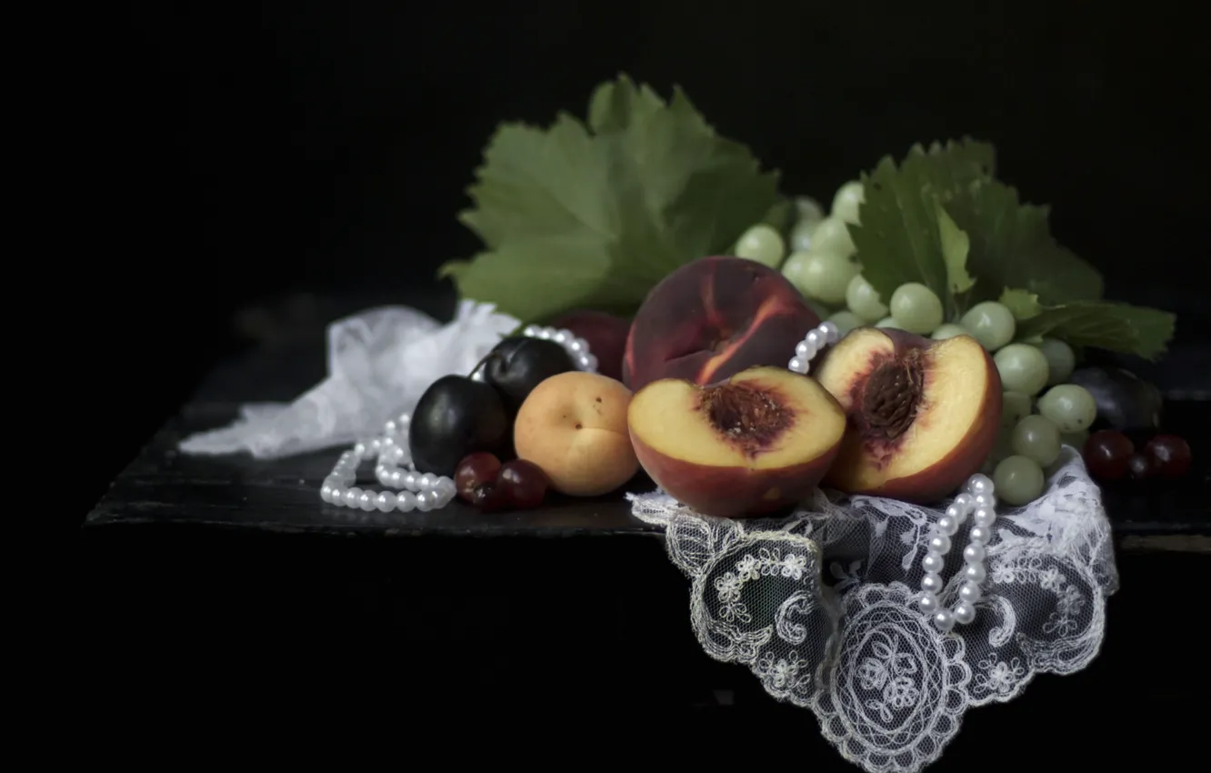 Фото обои ожерелье, виноград, фрукты, натюрморт, абрикос, сливы, персик