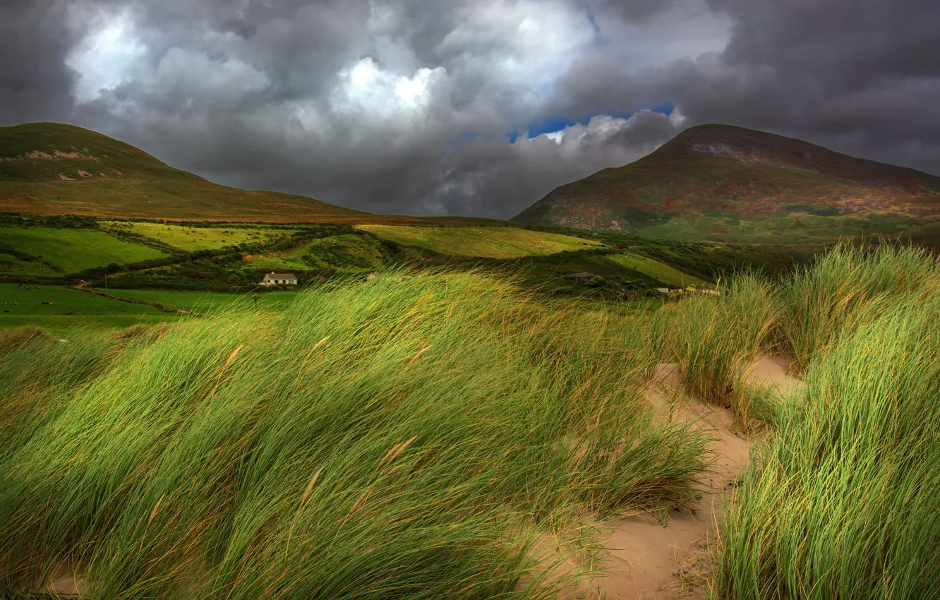 Фото обои песок, трава, горы, тучи, берег, домик