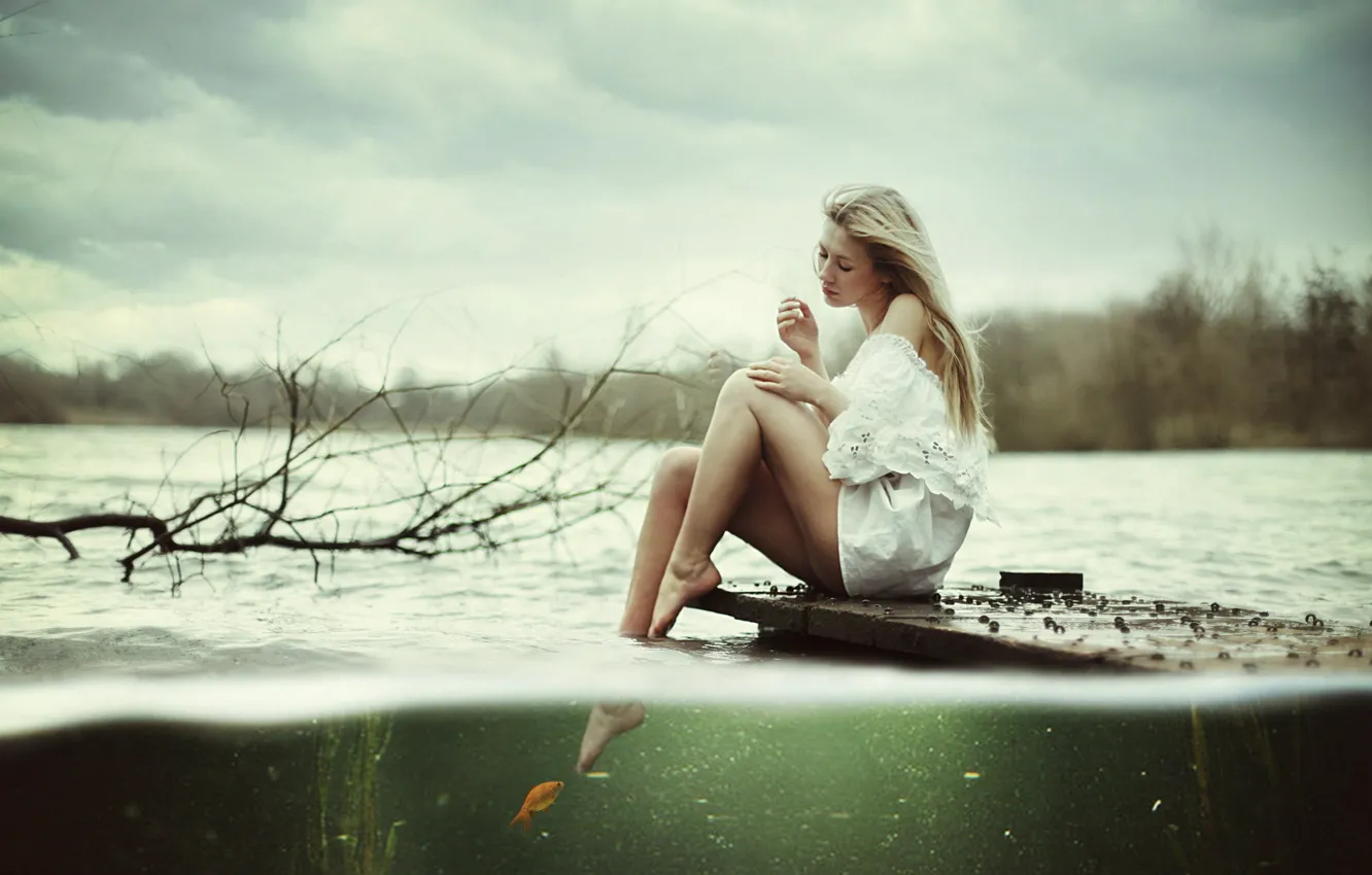 Фото обои девушка, озеро, ситуация, золотая рыбка