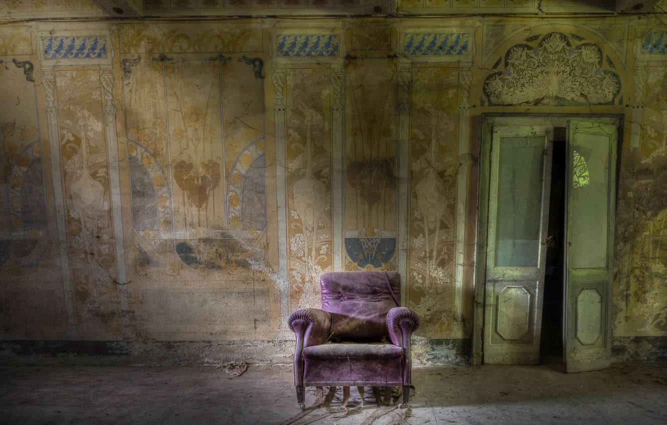 Фото обои стена, кресло, дверь